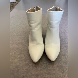 TOP Moda Chic White Ankle Booties